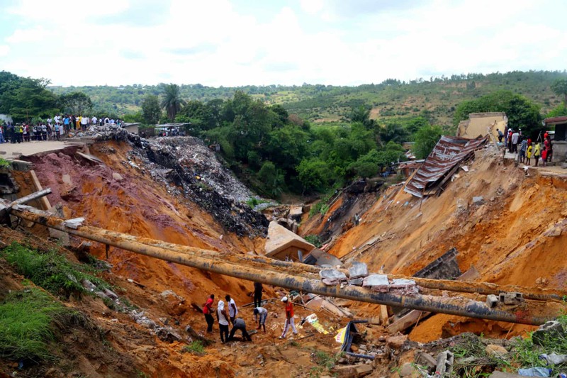 Hoạt đồng tìm kiếm các thi thể mất tích sau vụ lở đất do mưa lớn thành phố Kinshasa, Cộng hòa Dân chủ Congo.