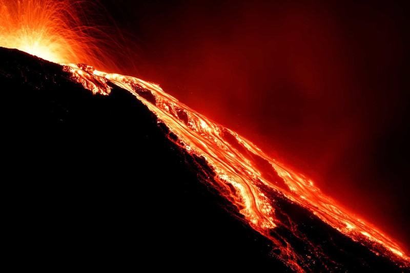 Nham thạch chảy xuống thành từng dòng sau khi núi lửa Stromboi ở Italia phun trào.