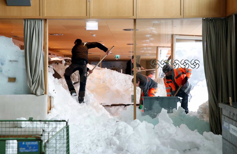 Các nhân viên cứu hộ đang dọn dẹp sau một trận lở tuyết ở khu nghỉ dưỡng Säntis-Schwebebahn tại Thụy Sĩ.