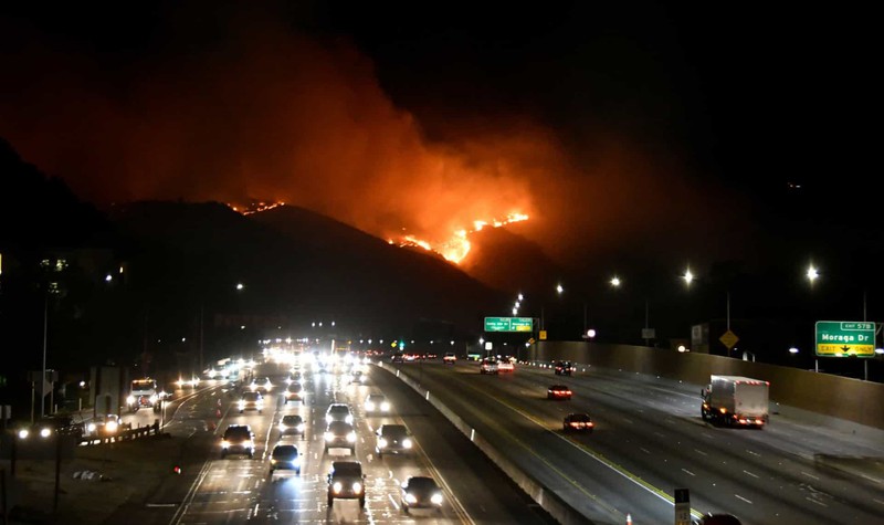 Cháy rừng trên những ngọn đồi ở phía tây Los Angeles, California, Mỹ.