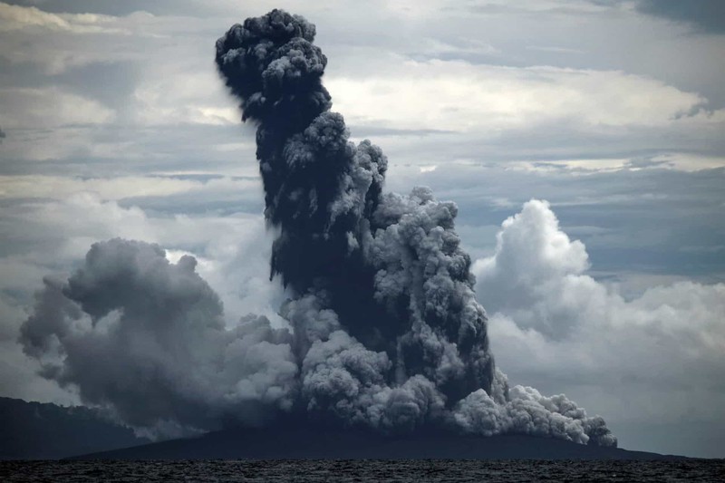 Núi lửa Anak Krakatau phun ra khói đen khi phun trào ở Sunda Strait tại Lampung, Indonesia.