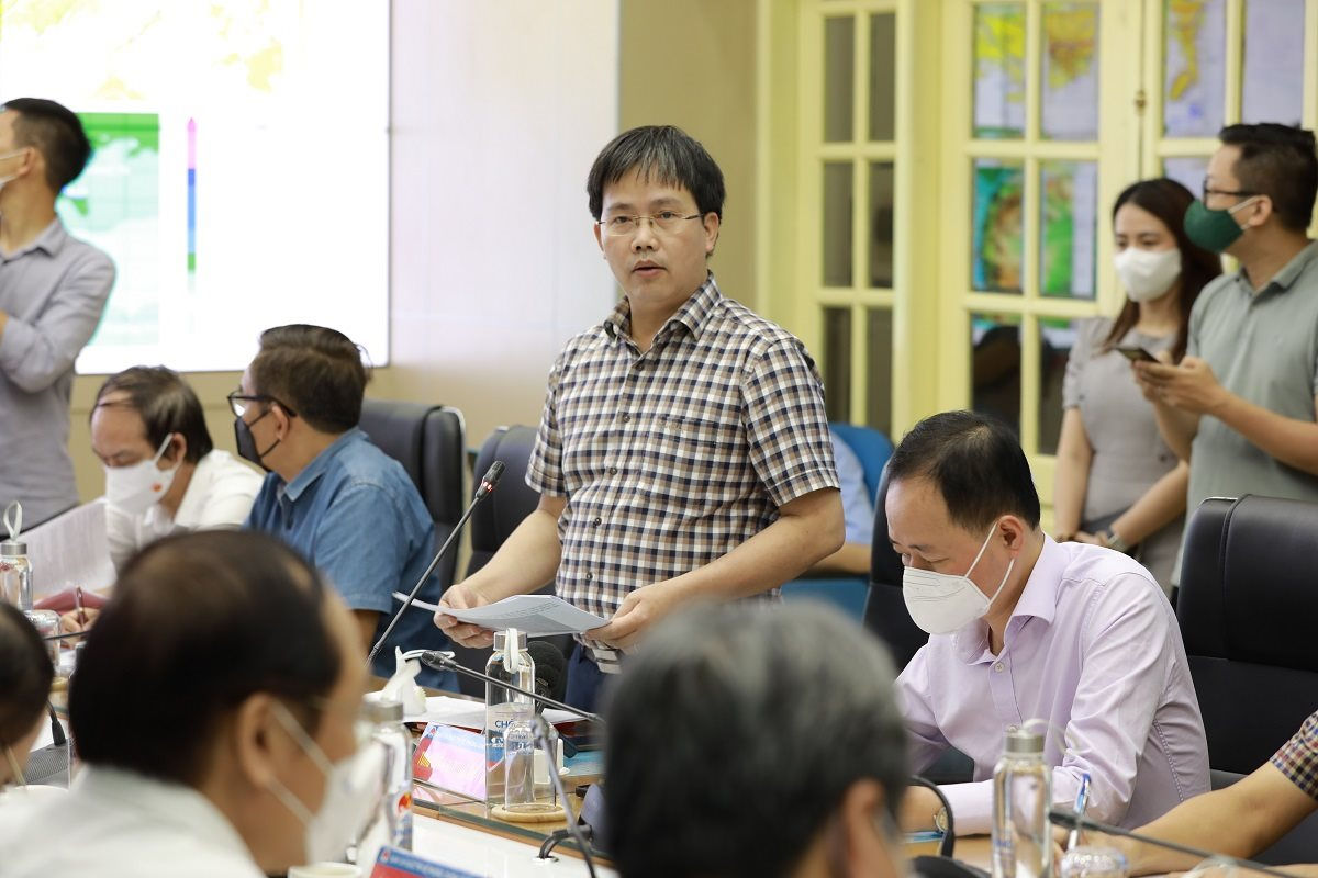 Ông Mai Văn Khiêm Giám đốc Trung tâm Dự báo KTTV báo cáo Ban chỉ đạo Trung ương về phòng, chống thiên tai  