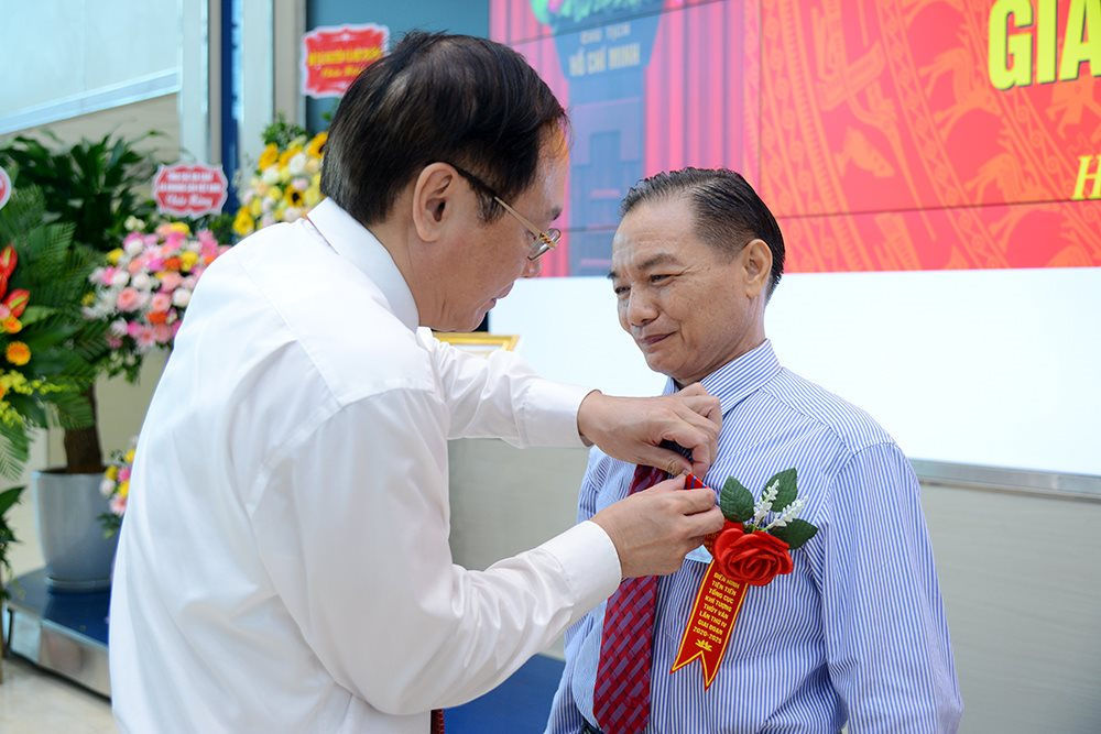 Ông Nguyễn Tấn Hương – Nguyên giám đốc đài KTTV khu vực Nam Trung Bộ (phải) nhận Huân chương lao động hạng Ba